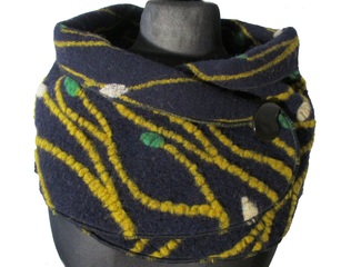 namsa.ch - Schal, Wollschal, Loop gemustert aus einer Wollmischung mit Wasserbüffelhorn Knopf 